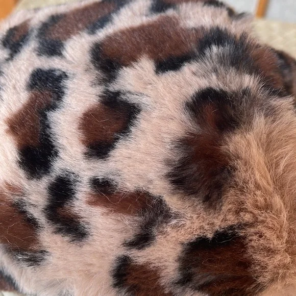 Aerie Cheetah Fur Slides size 7 NWT - Picture 2 of 9